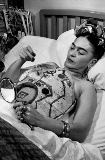 Frida Kahlo w szpitalu, źródło: Pinterest.com